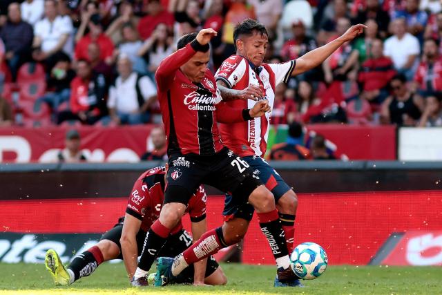 Atlas' midfielder #26 Aldo Rocha (L) and San Luis' defender #31 Eduardo Aguila (R) fight for the ball during the Liga MX Clausura football match between Atlas and San Luis at the Jalisco Stadium in Guadalajara, state of Jalisco, Mexico, on February 21, 2026. (Photo by Ulises Ruiz / AFP)