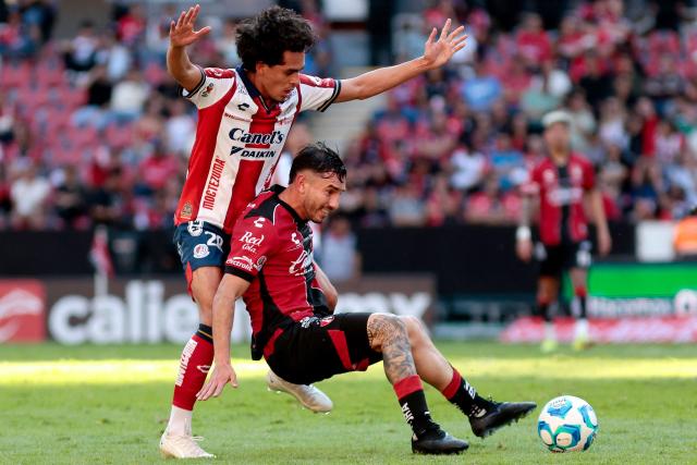 San Luis' Paraguayan midfielder #28 Jesus Medina (L) and Atlas' midfielder #06 Edgar Zaldivar (R) fight for the ball during the Liga MX Clausura football match between Atlas and San Luis at the Jalisco Stadium in Guadalajara, state of Jalisco, Mexico, on February 21, 2026. (Photo by Ulises Ruiz / AFP)