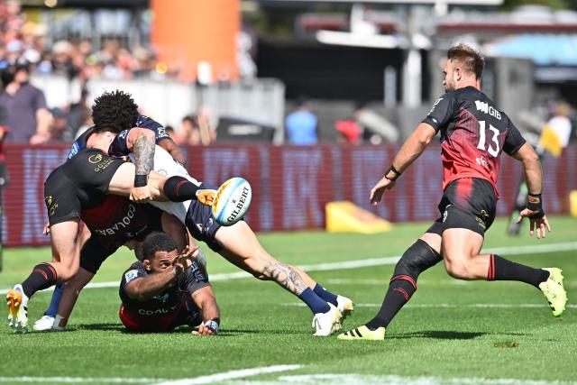 Crusaders' Sevu Reece (L) passes the ball to his teammate Braydon Ennor during round two of the Super Rugby Pacific match between the Crusaders and Brumbies at Apollo Projects Stadium in Christchurch on February 22, 2026. (Photo by Sanka VIDANAGAMA / AFP)