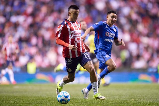Guadalajara's forward #25 Roberto Alvarado runs with the ball during the Liga MX Clausura football match between Cruz Azul and Guadalajara at the Cuauhtemoc Stadium in Puebla, Mexico on February 21, 2026. (Photo by Jacobo PEREZ / AFP)