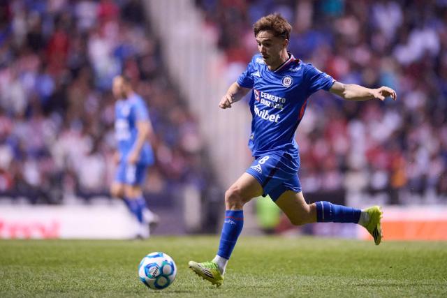 Cruz Azul's Argentine midfielder #08 Agustin Palavecino runs with the ball during the Liga MX Clausura football match between Cruz Azul and Guadalajara at the Cuauhtemoc Stadium in Puebla, Mexico on February 21, 2026. (Photo by Jacobo PEREZ / AFP)