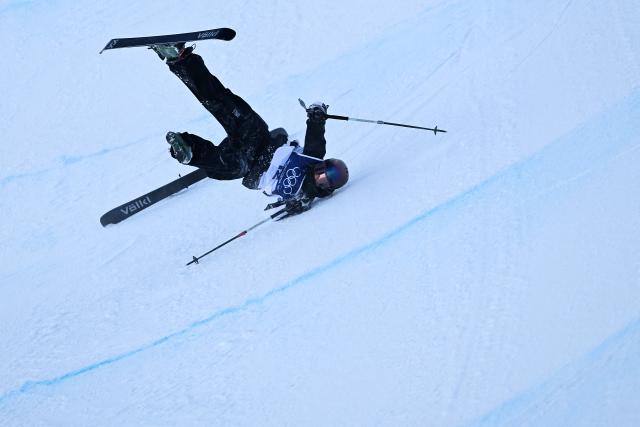 New Zealand's Mischa Thomas crashes as she competes in the freestyle skiing women's freeski halfpipe final run 3 during the Milano Cortina 2026 Winter Olympic Games at Livigno Snow Park, in Livigno (Valtellina), on February 22, 2026. (Photo by Kirill KUDRYAVTSEV / AFP)