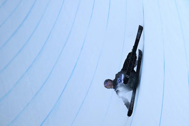 New Zealand's Mischa Thomas crashes as she competes in the freestyle skiing women's freeski halfpipe final run 3 during the Milano Cortina 2026 Winter Olympic Games at Livigno Snow Park, in Livigno (Valtellina), on February 22, 2026. (Photo by Kirill KUDRYAVTSEV / AFP)