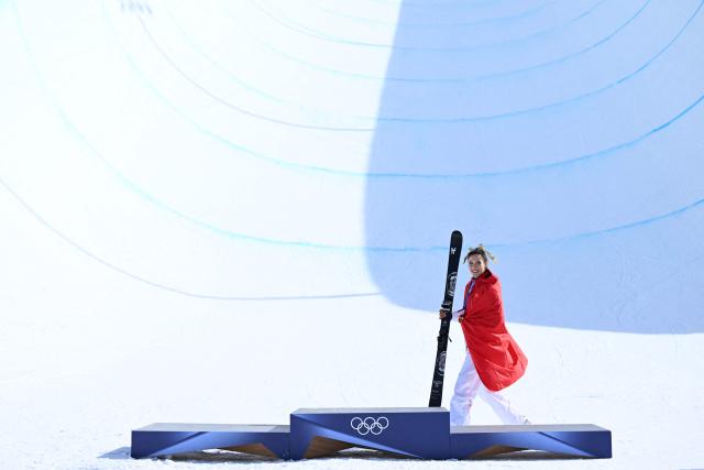 Gold medallist China's Gu Ailing Eileen celebrates on the podium after winning the freestyle skiing women's freeski halfpipe final during the Milano Cortina 2026 Winter Olympic Games at Livigno Snow Park, in Livigno (Valtellina), on February 22, 2026. (Photo by Kirill KUDRYAVTSEV / AFP)