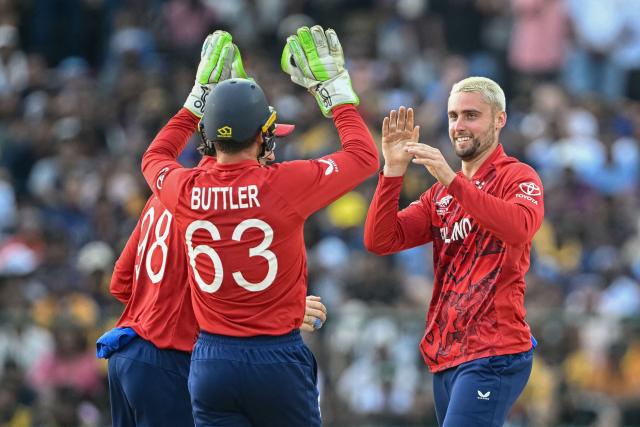 England's Will Jacks (R) celebrates with teammates after taking the wicket of Sri Lanka's Kusal Mendis during the 2026 ICC Men's T20 Cricket World Cup Super Eights match between Sri Lanka and England at Pallekele International Cricket Stadium in Kandy on February 22, 2026. (Photo by Dibyangshu SARKAR / AFP)