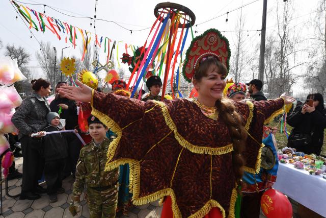 People celebrate Maslenitsa (Shrovetide), a traditional Slavic farewell ceremony to winter, in the village of Leninskoye on February 22, 2026. Shrovetide precedes the beginning of Lent, with each day of the week holding its own meaning. Shrove Sunday, also known as the Sunday of Forgiveness, is a day for asking forgiveness for the harm caused to other people intentionally or unintentionally. (Photo by Vyacheslav OSELEDKO / AFP)