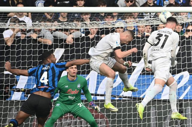 Napoli's Dutch defender #31 Sam Beukema (R) heads the ball to score his team's first goal during the Italian Serie A football match between Atalanta and Napoli at New Balance Arena in Bergamo on February 22, 2026. (Photo by Isabella BONOTTO / AFP)