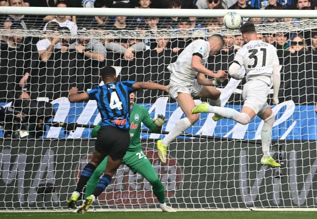 TOPSHOT - Napoli's Dutch defender #31 Sam Beukema (R) heads the ball to score his team's first goal during the Italian Serie A football match between Atalanta and Napoli at New Balance Arena in Bergamo on February 22, 2026. (Photo by Isabella BONOTTO / AFP)