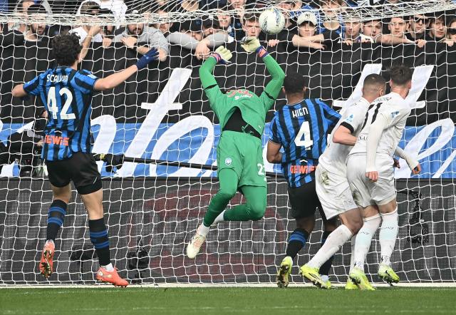 Atalanta's Italian goalkeeper #29 Marco Carnesecchi (C) concedes the opening goal scored by Napoli's Dutch defender #31 Sam Beukema during the Italian Serie A football match between Atalanta and Napoli at New Balance Arena in Bergamo on February 22, 2026. (Photo by Isabella BONOTTO / AFP)