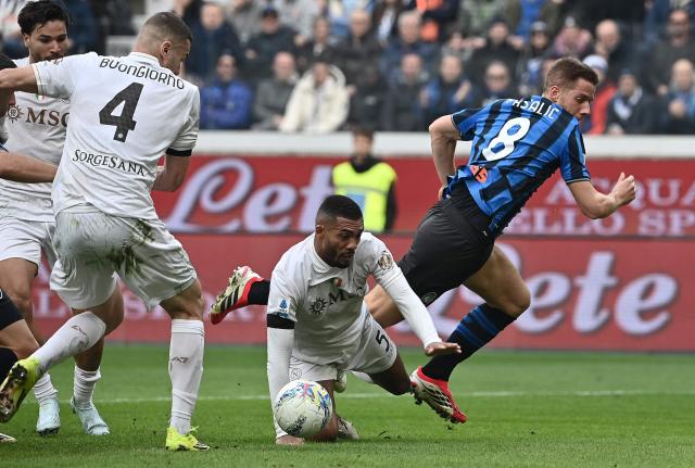 Atalanta's Croatian midfielder #8 Mario Pasalic (R) fights for the ball with Napoli's Brazilian defender #5 Juan Jesus (C) during the Italian Serie A football match between Atalanta and Napoli at New Balance Arena in Bergamo on February 22, 2026. (Photo by Isabella BONOTTO / AFP)