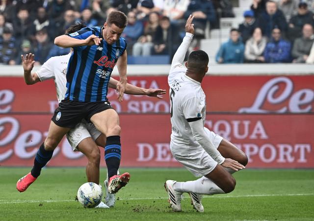 Atalanta's Croatian midfielder #8 Mario Pasalic (L) fights for the ball with Napoli's Brazilian defender #5 Juan Jesus (R) during the Italian Serie A football match between Atalanta and Napoli at New Balance Arena in Bergamo on February 22, 2026. (Photo by Isabella BONOTTO / AFP)