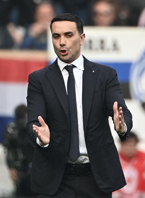 Atalanta's Italian head coch Raffaele Palladino gestures  during the Italian Serie A football match between Atalanta and Napoli at New Balance Arena in Bergamo on February 22, 2026. (Photo by Isabella BONOTTO / AFP)