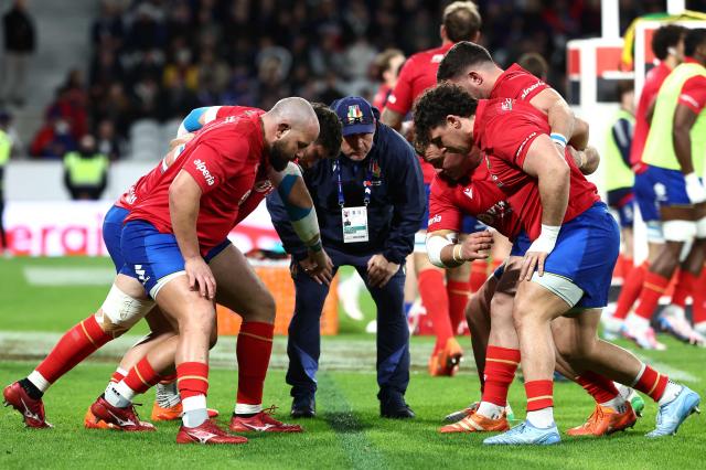 Italy's prop Simone Ferrari (L) and Italy's prop Mirco Spagnolo (R) warm up with teammates ahead of the Six Nations international rugby union match between France and Italy at the Stade Pierre-Mauroy in Villeneuve-d'Ascq, northern France, on February 22, 2026. (Photo by Sameer AL-DOUMY / AFP)