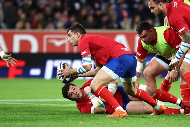 Italy's scrum-half Alessandro Fusco (C) and Italy's hooker Giacomo Nicotera (bottom) warm up ahead of the Six Nations international rugby union match between France and Italy at the Stade Pierre-Mauroy in Villeneuve-d'Ascq, northern France, on February 22, 2026. (Photo by Sameer AL-DOUMY / AFP)