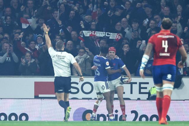 France's wing Louis Bielle-Biarrey (C-R) celebrates after scoring a try during the Six Nations international rugby union match between France and Italy at the Stade Pierre-Mauroy in Villeneuve-d'Ascq, northern France, on February 22, 2026. (Photo by Sameer AL-DOUMY / AFP)