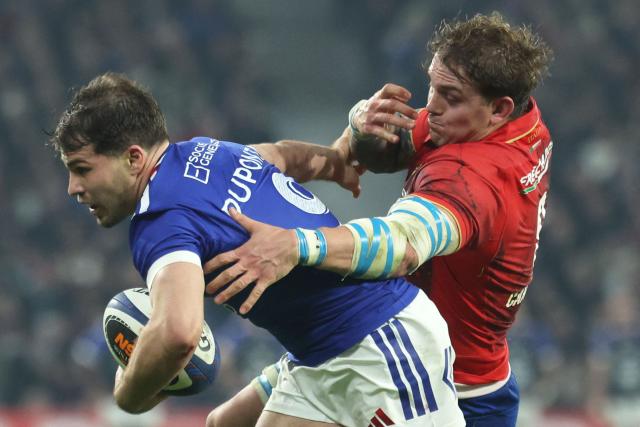 France's scrum-half Antoine Dupont attempts to break away from Italy's number eight Lorenzo Cannone during the Six Nations international rugby union match between France and Italy at the Stade Pierre-Mauroy in Villeneuve-d'Ascq, northern France, on February 22, 2026. (Photo by Francois LO PRESTI / AFP)