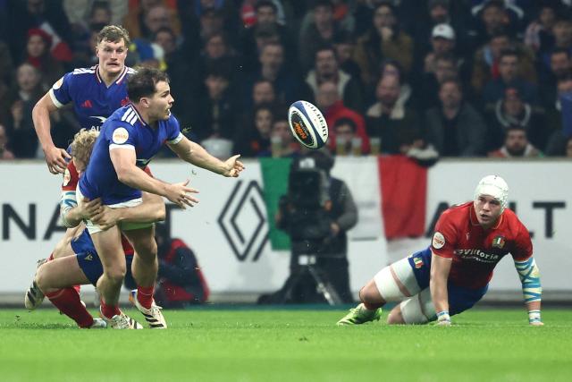 France's scrum-half Antoine Dupont passes the ball during the Six Nations international rugby union match between France and Italy at the Stade Pierre-Mauroy in Villeneuve-d'Ascq, northern France, on February 22, 2026. (Photo by Sameer AL-DOUMY / AFP)