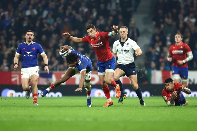 France's wing Théo Attissogbe (C) attempts to break away during the Six Nations international rugby union match between France and Italy at the Stade Pierre-Mauroy in Villeneuve-d'Ascq, northern France, on February 22, 2026. (Photo by Sameer AL-DOUMY / AFP)
