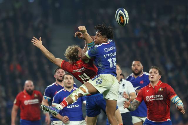 France's wing Théo Attissogbe (R) fights for the ball with Italy's wing Louis Lynagh during the Six Nations international rugby union match between France and Italy at the Stade Pierre-Mauroy in Villeneuve-d'Ascq, northern France, on February 22, 2026. (Photo by Francois LO PRESTI / AFP)