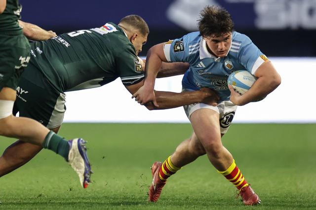 Perpignan's French hooker Mathys Lotrian (R) is tackled during the French Top 14 rugby union match between USA Perpignan and Section Paloise Bearn Pyrenees (Pau) at the Aime-Giral stadium in Perpignan, south-western France on February 22, 2026. (Photo by Valentine CHAPUIS / AFP)