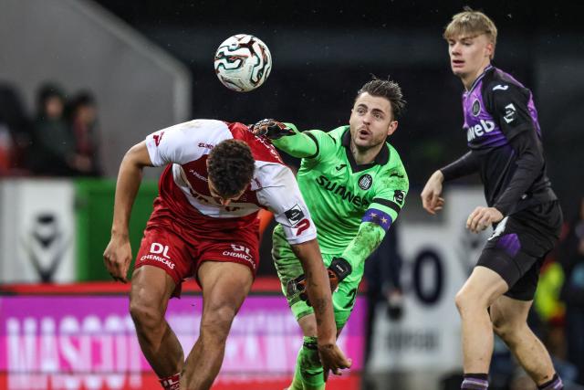 Zulte Waregem's Danish forward #18 Anosike Ementa (L) and RSC Anderlecht's Belgian goalkeeper #26 Colin Coosemans fight for the ball during the Belgian "Pro League" First Division football match between Zulte-Waregem and RSC Anderlecht at Elindus Arena in Waregem on February 22, 2026. (Photo by BRUNO FAHY / BELGA / AFP) / Belgium OUT