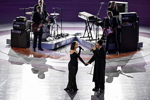 Italian actress-singer Margherita Vicario (front L), Italian singer Davide Shorty and Italian band Calibro 35 perform during the closing ceremony of the Milano Cortina 2026 Winter Olympic Games at the Verona Arena in Verona, northern Italy, on February 22, 2026. (Photo by Gabriel BOUYS / AFP)