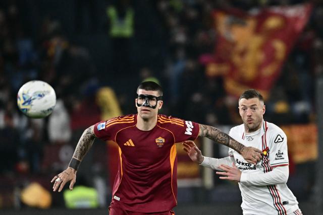 Cremonese's English forward #10 Jamie Vardy (R) and Roma's Italian defender #23 Gianluca Mancini eye the ball during the Italian Serie A football match between AS Roma and Cremonese at the Olympic Stadium in Rome on Febuary 22, 2026. (Photo by Filippo MONTEFORTE / AFP)