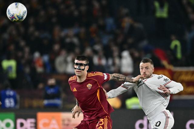 Cremonese's English forward #10 Jamie Vardy (R) and Roma's Italian defender #23 Gianluca Mancini eye the ball during the Italian Serie A football match between AS Roma and Cremonese at the Olympic Stadium in Rome on Febuary 22, 2026. (Photo by Filippo MONTEFORTE / AFP)