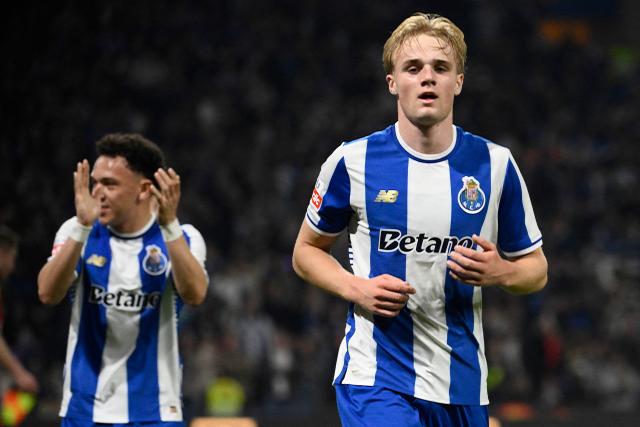 FC Porto's Danish midfielder #08 Victor Froholdt (R) is pictured after scoring the opening goal during the Portuguese League football match between FC Porto and Rio Ave FC at Dragao stadium in Porto on February 22, 2026. (Photo by Miguel RIOPA / AFP)