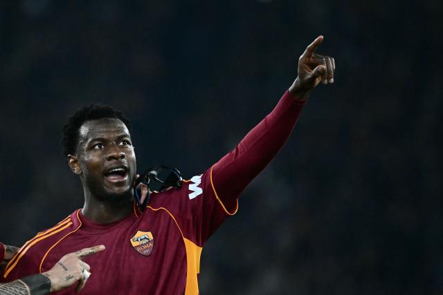 TOPSHOT - Roma's Ivorian defender #05 Obite Evan Ndicka celebrates after scoring his team's second goal during the Italian Serie A football match between AS Roma and Cremonese at the Olympic Stadium in Rome on Febuary 22, 2026. (Photo by Filippo MONTEFORTE / AFP)