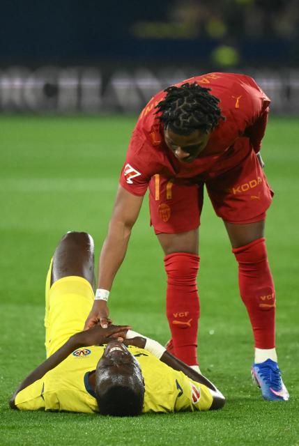 Valencia's Belgian forward # 17 Largie Ramazani (TOP) checks on Villarreal's Senegalese midfielder #18 Pape Gueye during the Spanish league football match between Villarreal CF and Valencia CF at La Ceramica Stadium in Vila-real on February 22, 2026. (Photo by JOSE JORDAN / AFP)