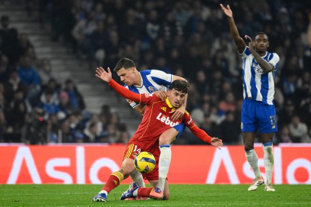 TOPSHOT - Rio Ave's Israeli forward #14 Karem Zoabi and FC Porto's Polish defender #05 Jan Bednarek fight for the ball during the Portuguese League football match between FC Porto and Rio Ave FC at Dragao stadium in Porto on February 22, 2026. (Photo by Miguel RIOPA / AFP)