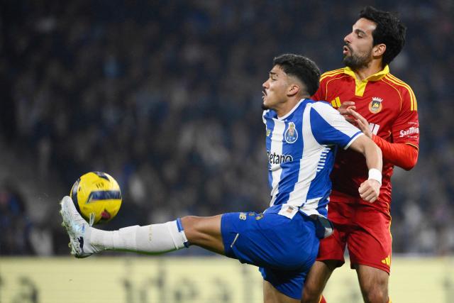 FC Porto's Brazilian forward #07 William Gomes (L) and Rio Ave's Portuguese midfielder #21 Joao Graca fight for the ball during the Portuguese League football match between FC Porto and Rio Ave FC at Dragao stadium in Porto on February 22, 2026. (Photo by Miguel RIOPA / AFP)