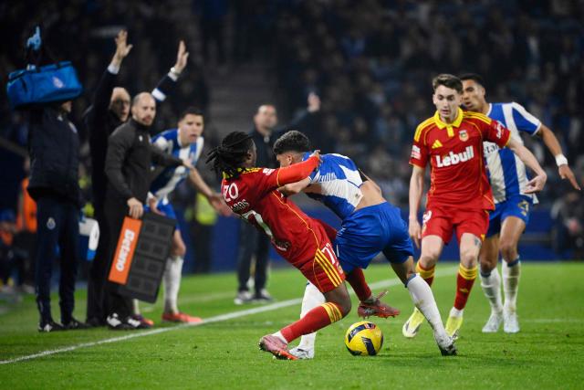 Rio Ave's British midfielder #77 Omar Richards (L) and FC Porto's Brazilian forward #07 William Gomes fight for the ball during the Portuguese League football match between FC Porto and Rio Ave FC at Dragao stadium in Porto on February 22, 2026. (Photo by Miguel RIOPA / AFP)