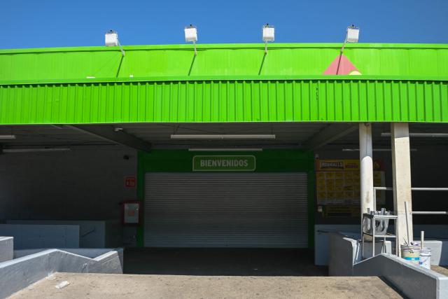 A convenience store is closed in Acapulco, Mexico on February 22, 2026, after a wave of violence in various parts of the country. Mexico confirmed on February 22, 2026, that soldiers killed a powerful drug cartel leader who was one of the most wanted men here and in the United States. Nemesio Oseguera, the 59-year-old leader of the violent Jalisco New Generation Cartel, was wounded in a clash with soldiers in the town of Tapalpa and died while being flown to Mexico City, the army said in a statement. (Photo by Francisco ROBLES / AFP)