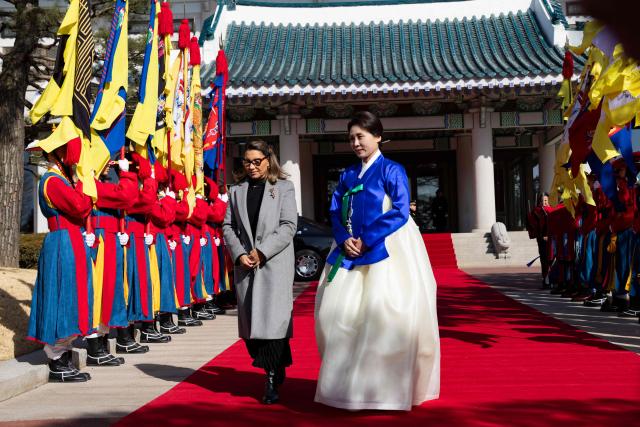 Rosangela da Silva (L), wife of Brazil's President Luiz Inacio Lula da Silva, and Kim Hea Kyung (R), wife of South Korea's President Lee Jae Myung, walk during a welcome ceremony at the presidential Blue House in Seoul on February 23, 2026. Brazilians could more easily get their hands on coveted "K-beauty" products under a deal struck on February 23 during President Luiz Inacio Lula da Silva's state visit to South Korea. Lula and South Korean leader Lee Jae Myung signed a slew of agreements with the Brazilian president in Seoul, covering everything from agriculture to business cooperation. (Photo by JEON HEON-KYUN / POOL / AFP)