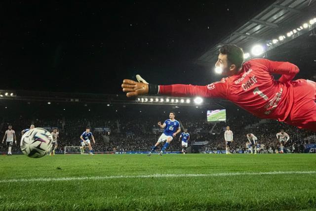 Lyon’s Slovak goalkeeper #01 Dominik Greif dives and misses to stop Strasbourg’s Argentine forward #09 Joaquin Panichelli (C) penalty shoot during the French L1 football match between RC Strasbourg Alsace and Olympique Lyonnais (OL)  at Stade de la Meinau in Strasbourg, eastern France, on February 22, 2026. (Photo by SEBASTIEN BOZON / AFP)