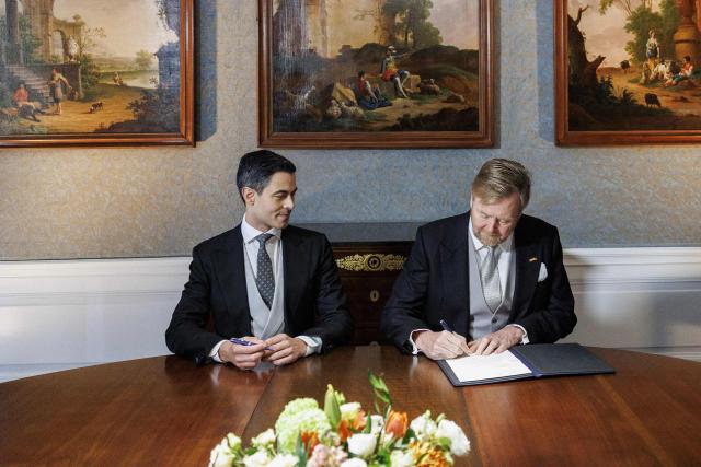 Netherlands' King Willem-Alexander (C) next to Prime Minister Rob Jetten (L) takes part in the  the signing of the Royal Decrees in the Meeting Room at Huis ten Bosch Palace for the swearing-in ceremony of the new cabinet in The Hague, The Netherlands on February 23, 2026. The new Dutch government will be sworn in today, with 38-year-old centrist Rob Jetten set to be the country's youngest-ever prime minister. (Photo by Koen van Weel / ANP / AFP) / Netherlands OUT