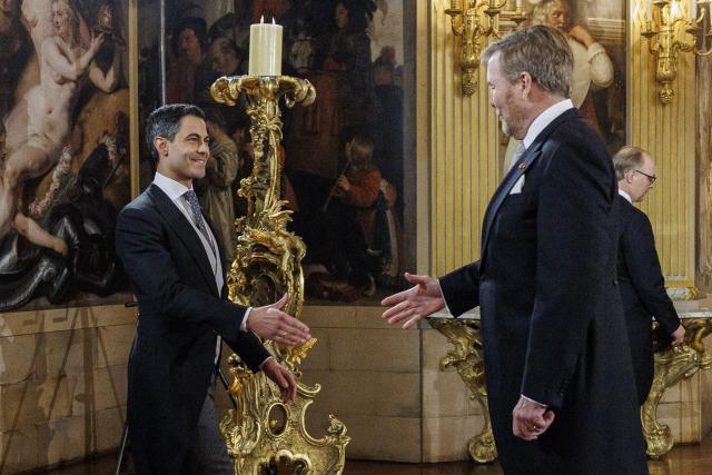 Netherlands' King Willem-Alexander (R) welcomes Prime Minister Rob Jetten (L) before taking part in the signing of the Royal Decrees in the Meeting Room at Huis ten Bosch Palace for the swearing-in ceremony of the new cabinet in The Hague, The Netherlands on February 23, 2026. The new Dutch government will be sworn in today, with 38-year-old centrist Rob Jetten set to be the country's youngest-ever prime minister. (Photo by Koen van Weel / ANP / AFP) / Netherlands OUT