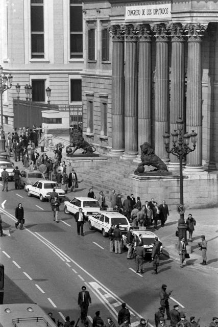 (FILES) Journalists, policemen and civil guards wait for the release of Parliament deputies, outside the Parliament building in Madrid, on February 24, 1981 after an attempted coup by lieutenant-Colonel Antonio Tejero de Molina with a right-wing group of the paramilitary Guardia Civil. The Spanish government will publish the classified documents on the attempted coup d'etat of 23 February 1981, when military personnel nostalgic for Franco had entered the Parliament with arms in hand, the Prime Minister announced on February 23, 2026. (Photo by AFP)