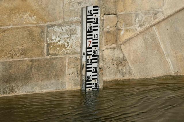 A water level gauge marks the height of the swollen Charente River on a bridge following severe flooding caused by Storm Nils in Saintes, south-western France, on February 23, 2026. (Photo by Philippe LOPEZ / AFP)
