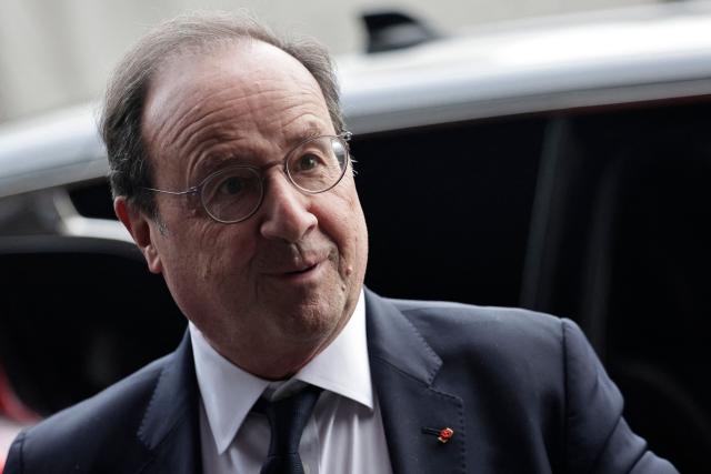 Socialistes et Apparentes' MP Francois Hollande arrives to visit the Paris International Agricultural Show (Salon de l'Agriculture) at Paris Expo Porte de Versailles in Paris on February 23, 2026. (Photo by STEPHANE DE SAKUTIN / AFP)