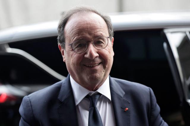 Socialistes et Apparentes' MP Francois Hollande arrives to visit the Paris International Agricultural Show (Salon de l'Agriculture) at Paris Expo Porte de Versailles in Paris on February 23, 2026. (Photo by STEPHANE DE SAKUTIN / AFP)