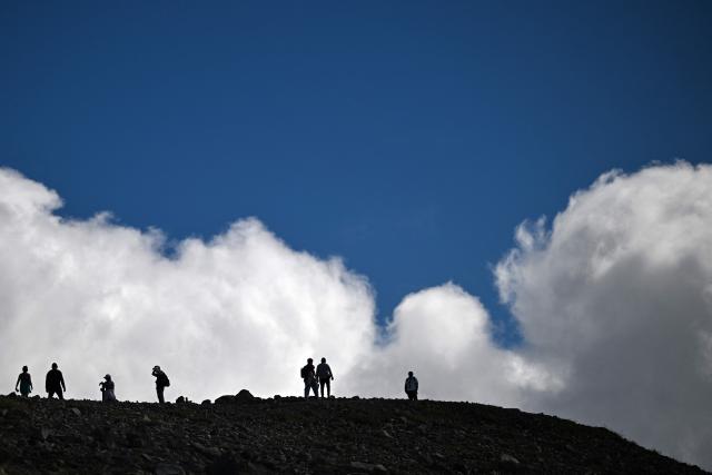Tourists take a morning excursion to the summit of the Ilamatepec Volcano in Santa Ana, El Salvador, on February 21, 2026. In El Salvador, there are 242 volcanoes, of which 36 are considered active, according to data from the Ministry of Environment and Natural Resources of El Salvador. (Photo by Marvin RECINOS / AFP)