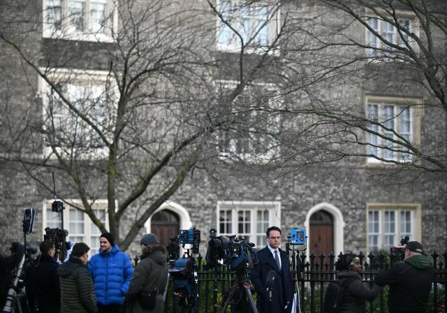 Members of the media wait outside the home of former UK ambassador to the United States, Peter Mandelson, in central London on February 24, 2026, the morning after he was arrested on "suspicion of misconduct in public office". London police later released former ambassador Peter Mandelson on bail in the early hours of February 24, in a probe into his ties to disgraced US financier Jeffrey Epstein, only days after ex-prince Andrew was arrested. (Photo by JUSTIN TALLIS / AFP)