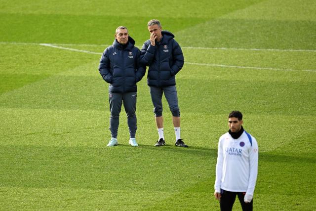 Paris Saint-Germain's Spanish head coach Luis Enrique (R) speaks with club's psychologist Joaquin Valdes Fonseca (L) in front of Morocco's defender #02 Achraf Hakimi (front) during a training session at the Campus Paris Saint-Germain in Poissy, in the western outskirts of Paris on February 24, 2026, on the eve of the UEFA Champions League play-off second leg football match between Paris Saint-Germain and AS Monaco. (Photo by Anna KURTH / AFP)
