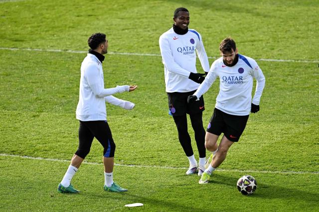 Paris Saint-Germain's Ecuadorian defender #51 Willian Pacho (C) and Paris Saint-Germain's Georgian forward #07 Khvicha Kvaratskhelia (R) take part in a training session at the Campus Paris Saint-Germain in Poissy, in the western outskirts of Paris on February 24, 2026, on the eve of the UEFA Champions League play-off second leg football match between Paris Saint-Germain and AS Monaco. (Photo by Anna KURTH / AFP)