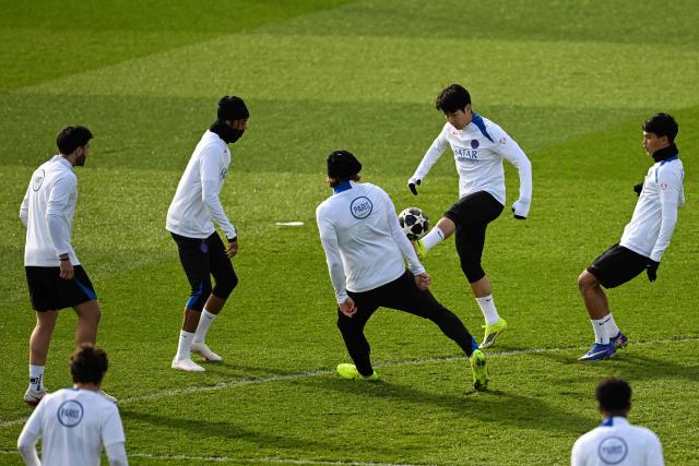 Paris Saint-Germain's South Korean midfielder #19 Lee Kang-in (2ndR) kicks the ball during a training session at the Campus Paris Saint-Germain in Poissy, in the western outskirts of Paris on February 24, 2026, on the eve of the UEFA Champions League play-off second leg football match between Paris Saint-Germain and AS Monaco. (Photo by Anna KURTH / AFP)