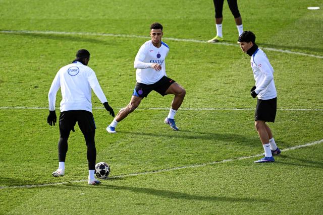 Paris Saint-Germain's French midfielder #14 Desire Doue (C) figths for the ball next to Paris Saint-Germain's Spanish midfielder #27 Dro Fernandez during a training session at the Campus Paris Saint-Germain in Poissy, in the western outskirts of Paris on February 24, 2026, on the eve of the UEFA Champions League play-off second leg football match between Paris Saint-Germain and AS Monaco. (Photo by Anna KURTH / AFP)