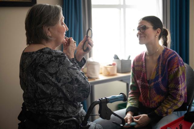 Rachel Fournier, who has requested medical assistance in dying due to a brain tumor, applies lipstick as she's visited by her niece Virginie Laroche (R) at a palliative care center in Boucherville, Quebec Province, Canada, on February 20, 2026. One in 20 Canadians who died in 2023 chose themselves when they would go. Assisted dying has been legal there since 2016 for people at the end of life. The right was extended to those suffering from serious and incurable illness in 2021, even if death was not "reasonably foreseeable." While Britain and France are considering similar measures, Canada is preparing to go even further. (Photo by Sebastien ST-JEAN / AFP)